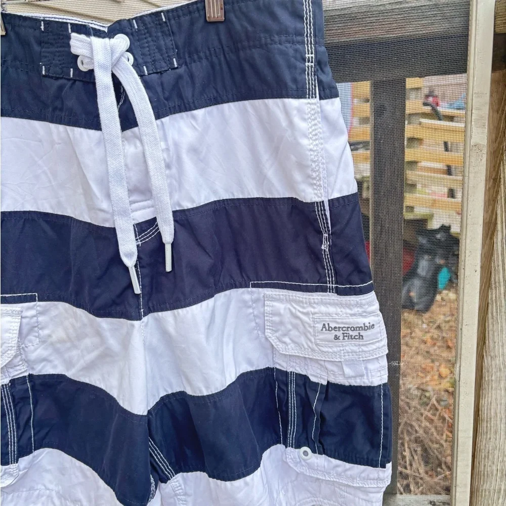 Abercrombie & fitch navy and white with a drawstring waist and cargo pockets